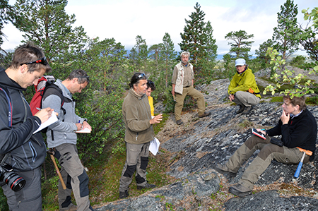 NGU-geologer studerer den gamle berggrunnen i Brennelv-området ved Lakselv. Fra venstre: Jon Are Skaar, Henrik Schiellerup, Kerstin Saalmann, Børre Davidsen, Benjamin Snook, Jan Sverre Sandstad og Ane Engvik.